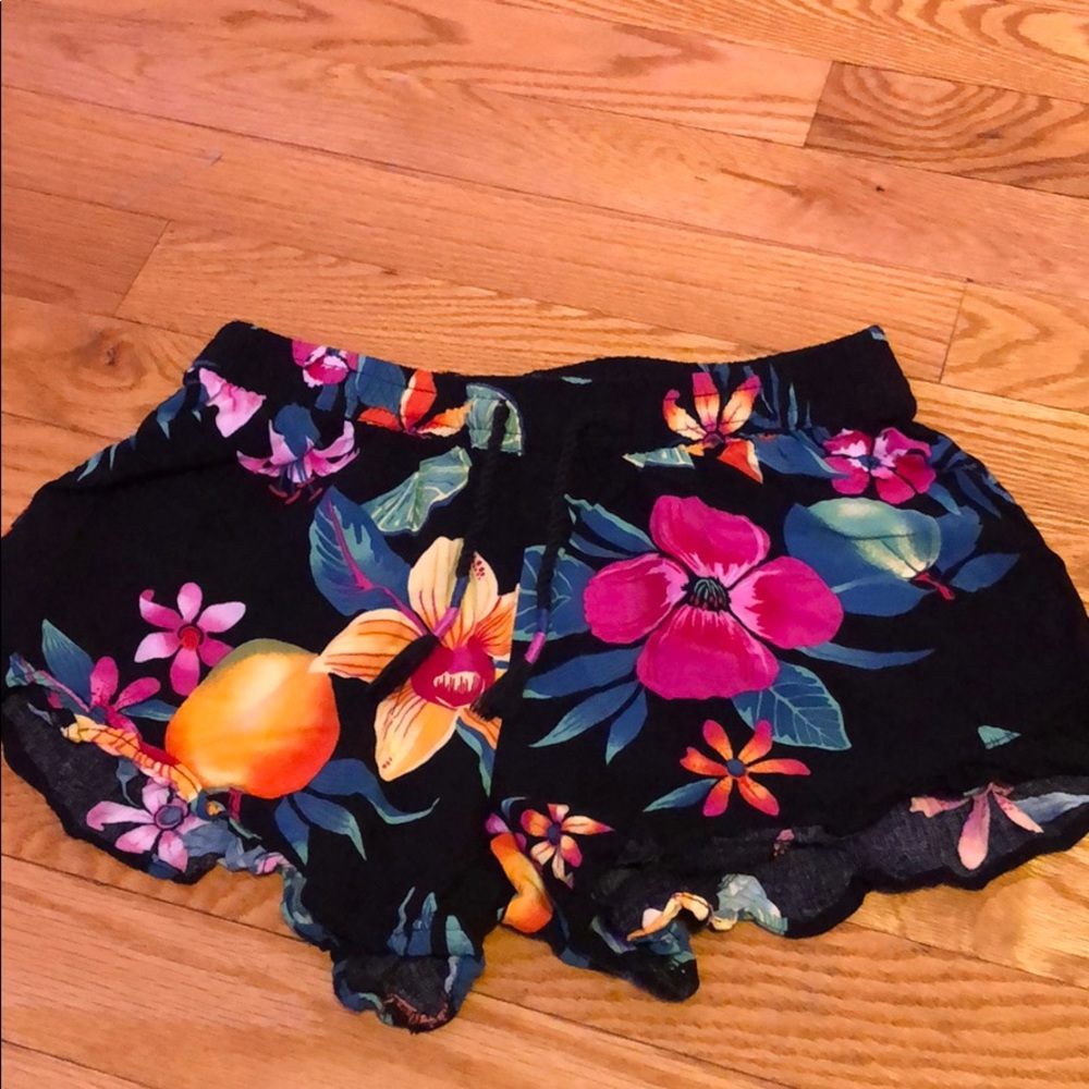 flower short shorts